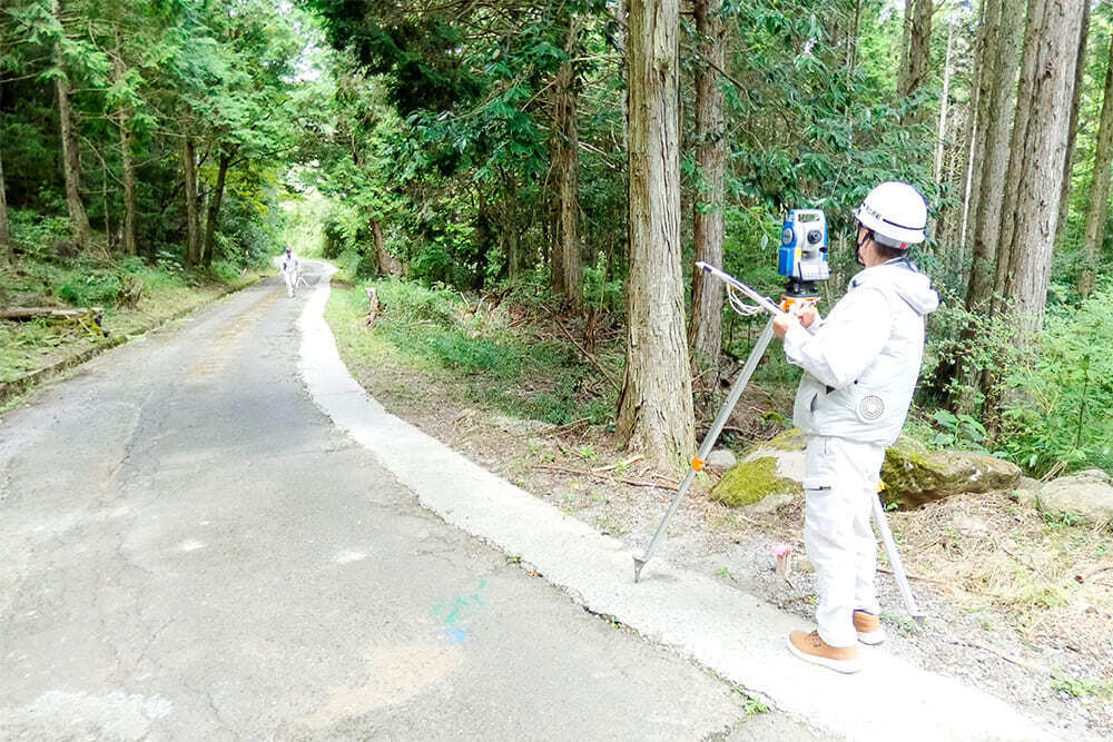 測量中の作業員