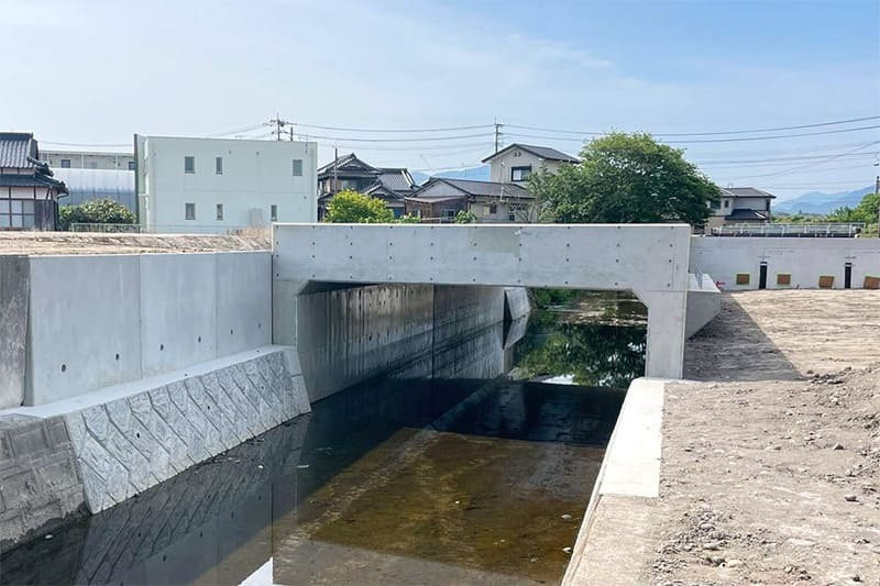 改良された河川、橋の写真